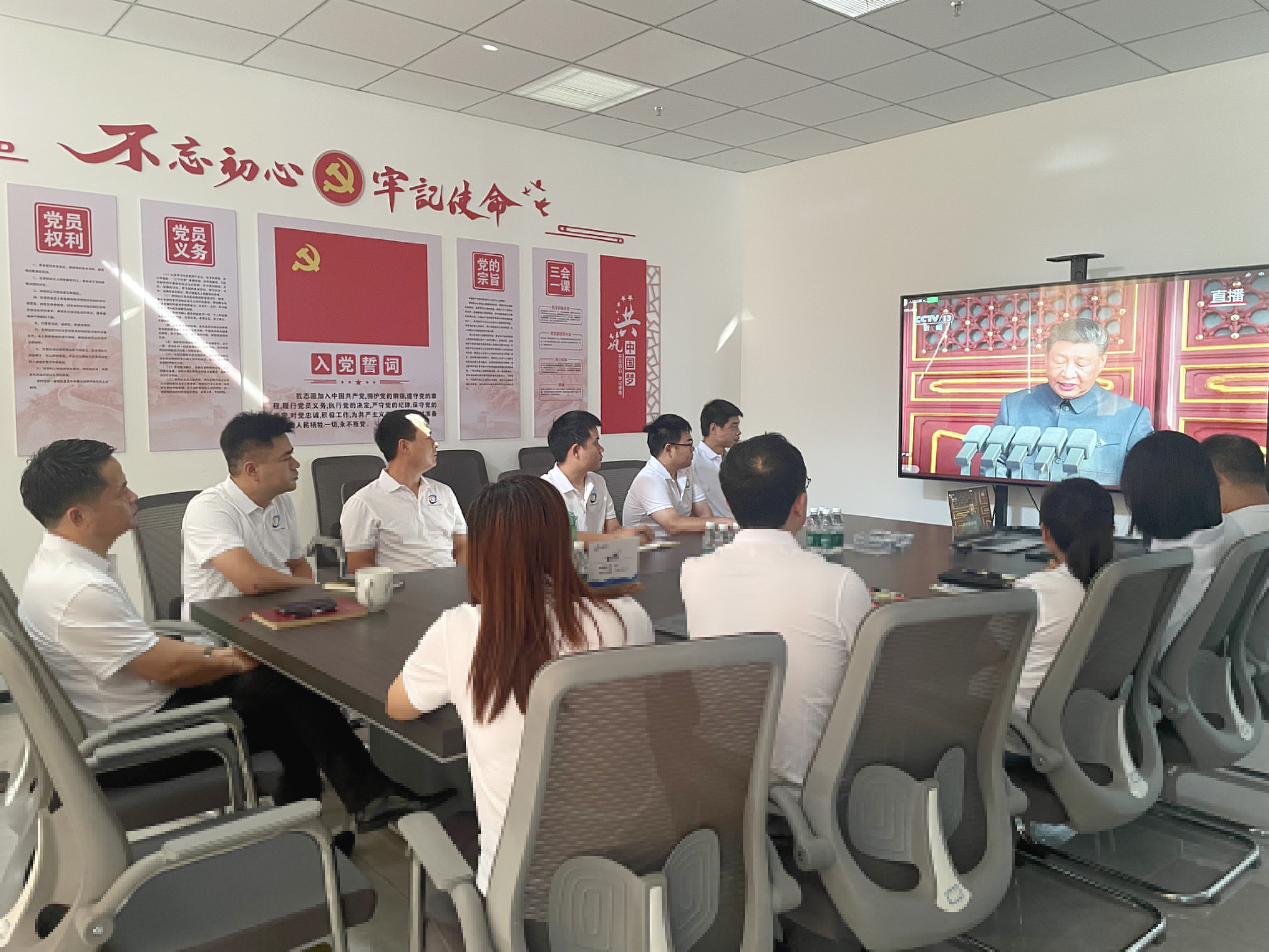 銘記抗戰(zhàn)榮光 汲取奮進(jìn)力量 —— 中騰科技組織觀看抗戰(zhàn)勝利 80 周年閱兵直播